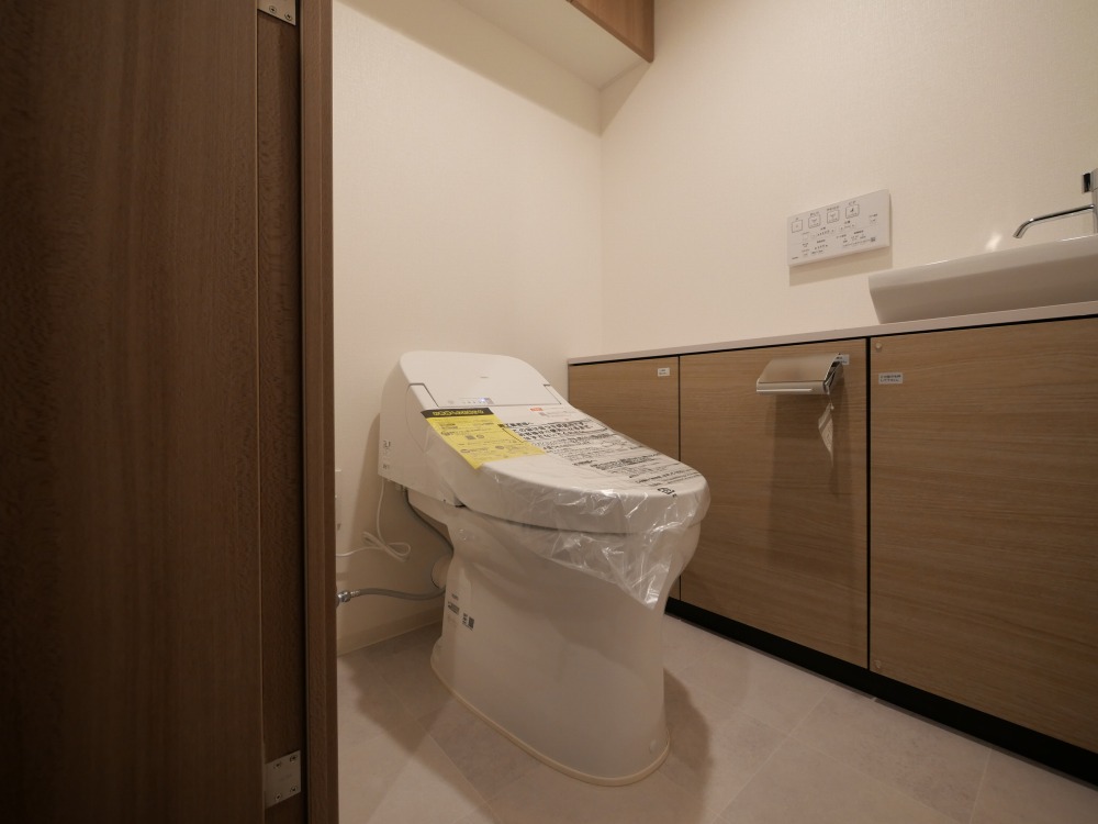トイレ　落ち着いた色調のトイレです
