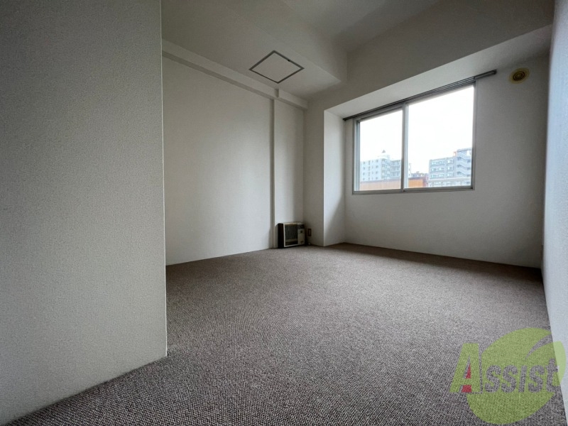 その他部屋・スペース　寝室はこちらです。光が差し込む、温かみのあるお部屋です。