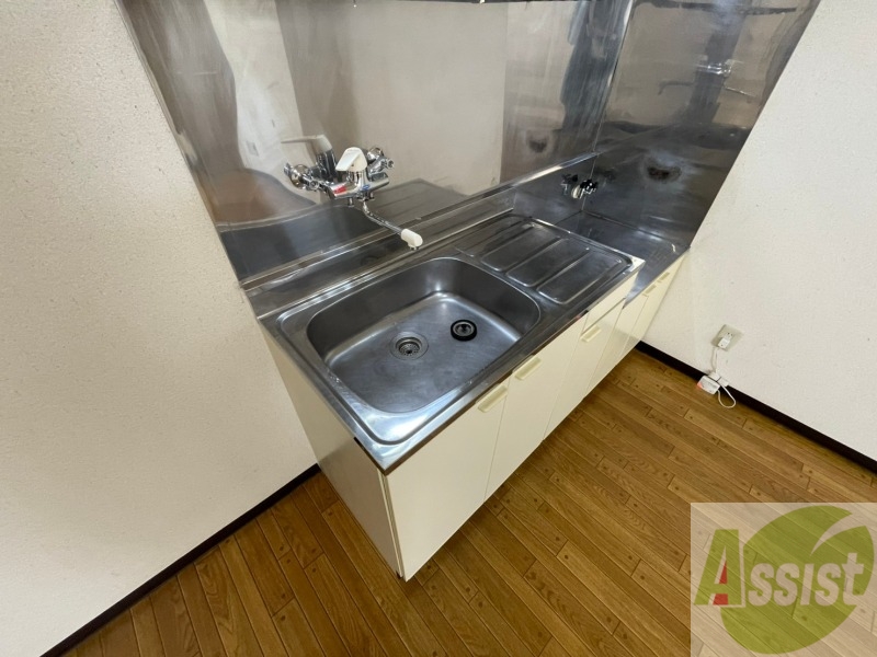 キッチン　キッチンはシックなデザインでした。洗い場も大きい。