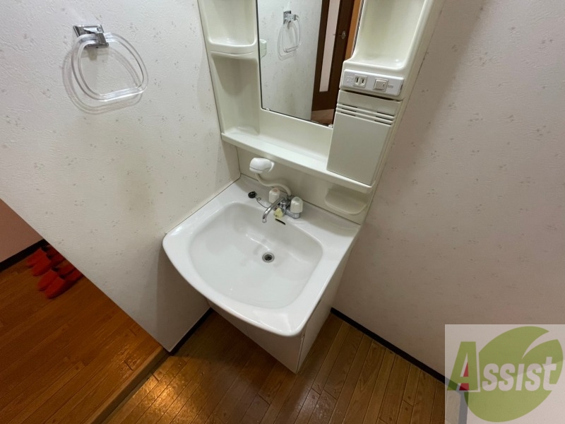 洗面設備　洗面台。身支度にはかかせないですよね～。