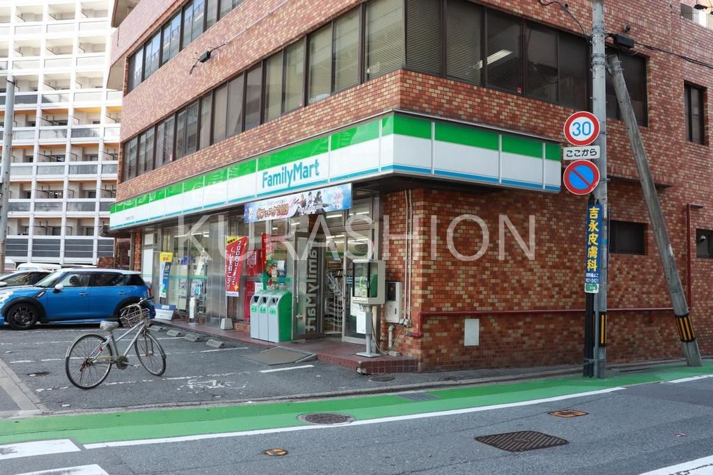 コンビニ　ファミリーマート博多堅粕三丁目店（コンビニ）まで330m