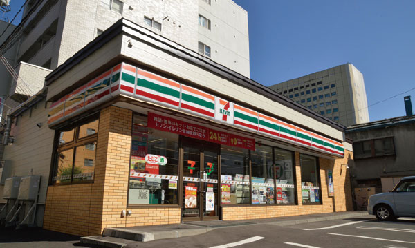 コンビニ　セブンイレブン札幌医大前店（コンビニ）まで107m