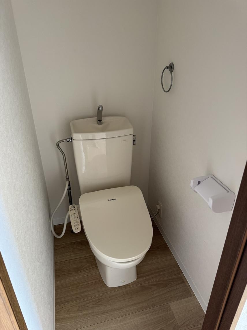 トイレ　シャワートイレ付のトイレです。