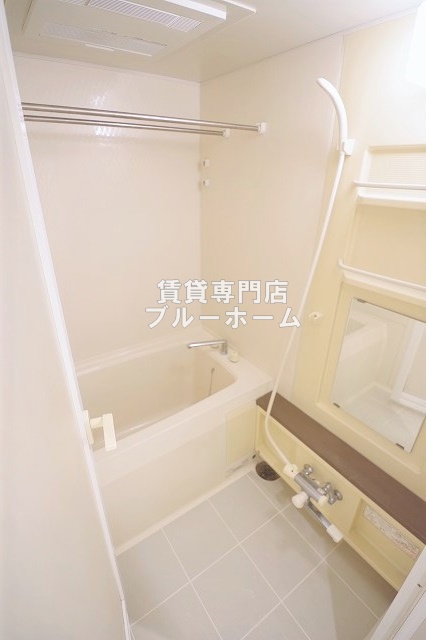 バス・シャワールーム　お風呂は浴室乾燥機付き！