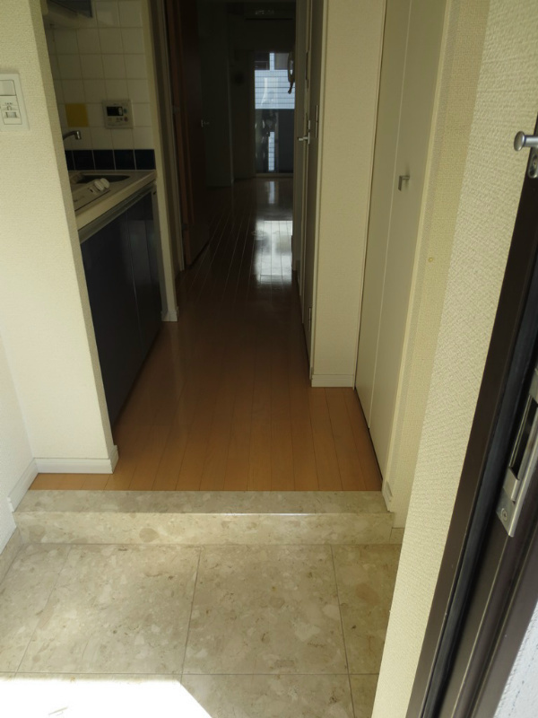 玄関　※別部屋の参考写真です。