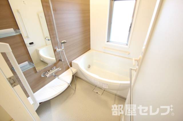 バス・シャワールーム　追いだき、浴室乾燥機、イメージ写真