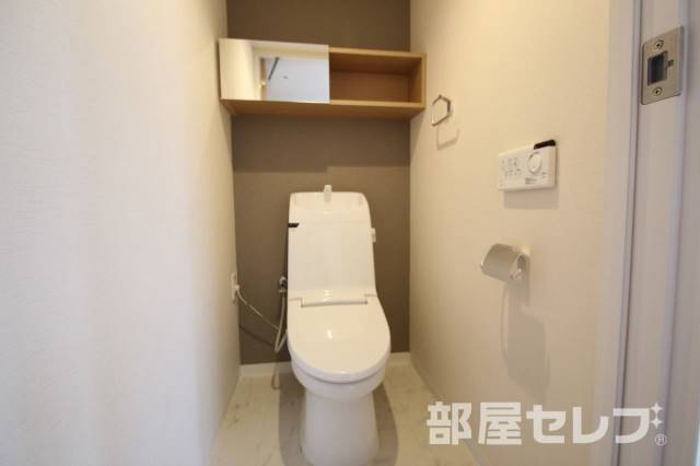 トイレ　ウォシュレット、収納棚のついたトイレ　イメージ写真