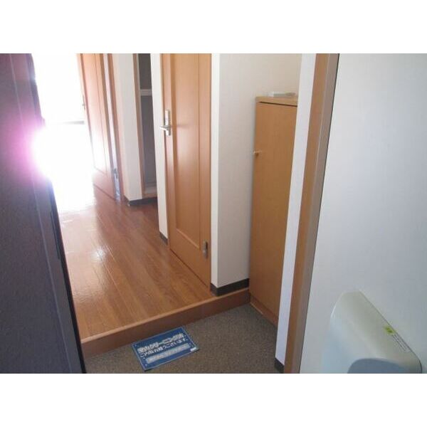 玄関　同物件別部屋です。