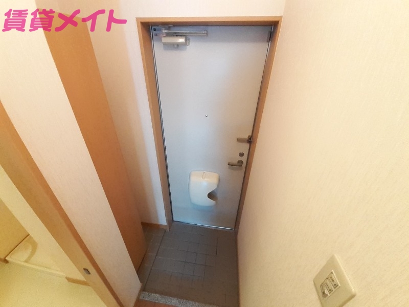 玄関　同タイプ部屋写真です。