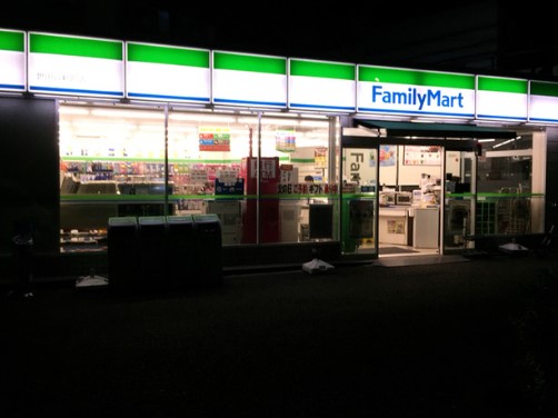 コンビニ　ファミリーマート世田谷新町店（コンビニ）まで60m