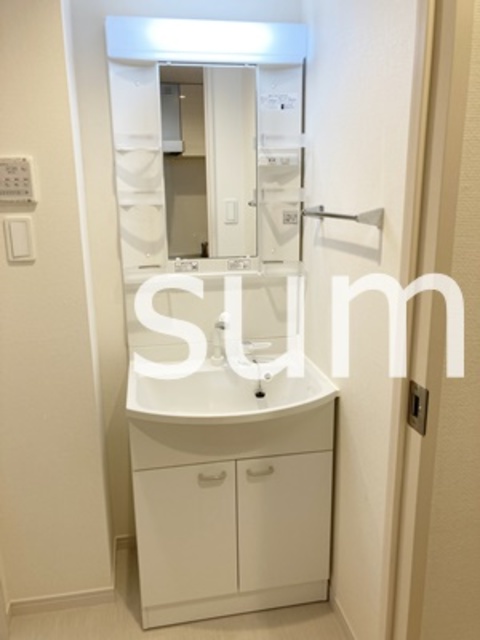 洗面設備　シャワー付き洗面化粧台。