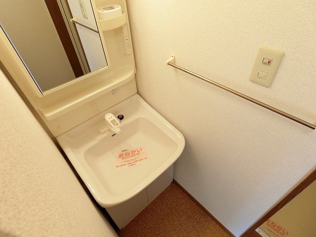 洗面設備　明るい洗面所です