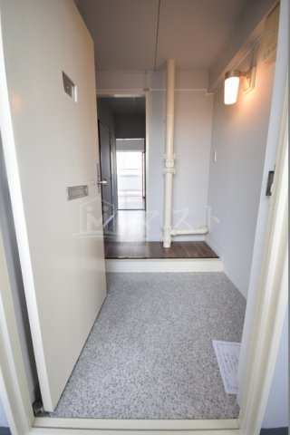 玄関　※同マンション別間取り参考写真です