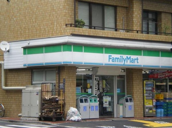 コンビニ　ファミリーマート（コンビニ）まで49m