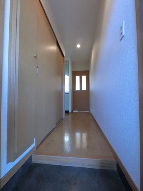 玄関　同タイプ別部屋の写真です。現況優先
