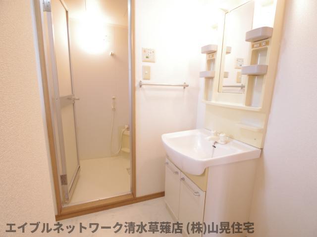 洗面設備　明るい洗面所です