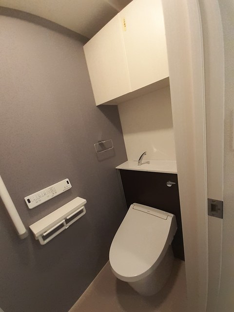 トイレ　温水洗浄便座付きのトイレです♪