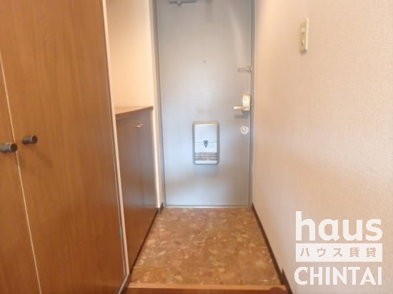 玄関　別部屋、同タイプの参考写真になります。