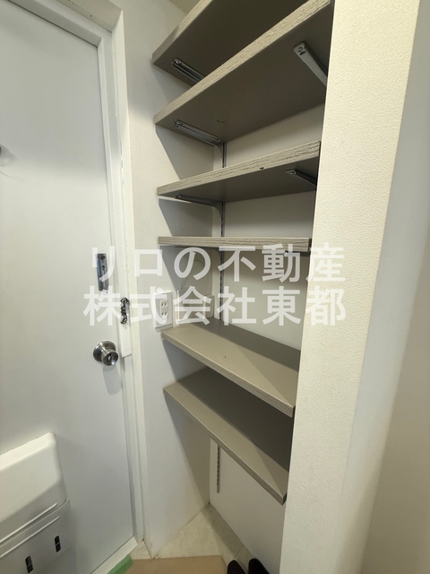 玄関　玄関には下駄箱があるのでスッキリとした空間を保てます