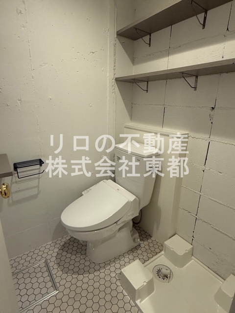 トイレ　上部にある収納棚へ収納可能です♪