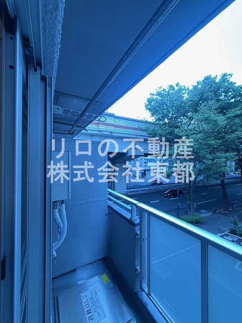 バルコニー　バルコニーがあるので洗濯物を太陽の下で干すことができます♪