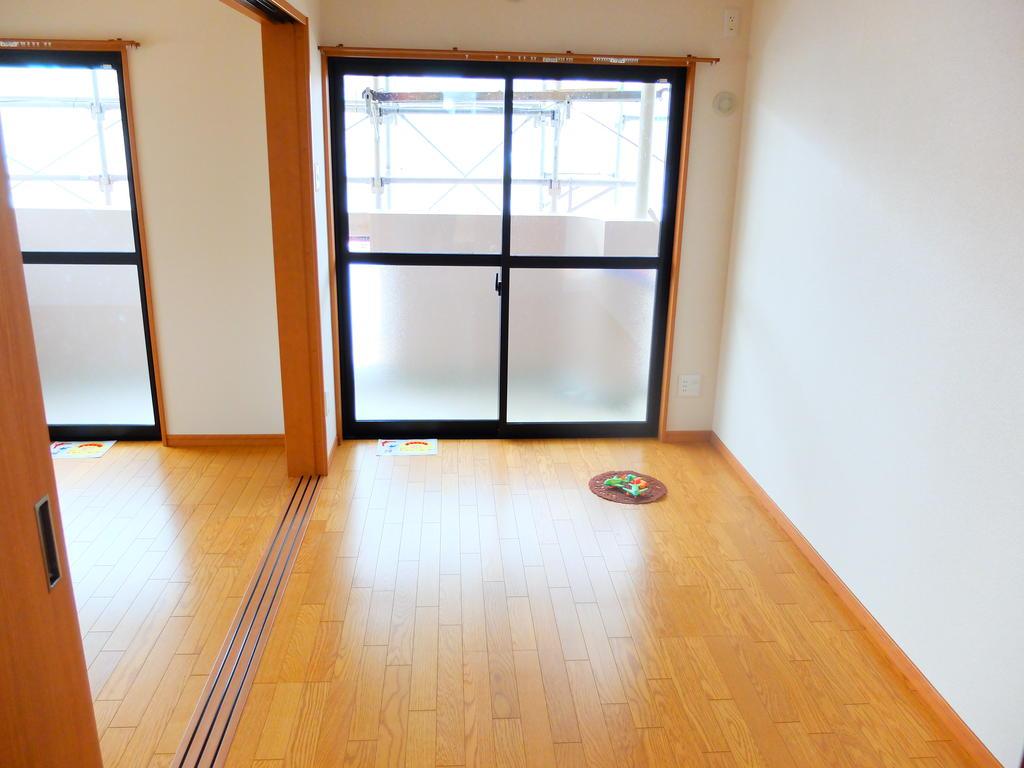 その他部屋・スペース　リビング隣は5.3帖洋室です☆