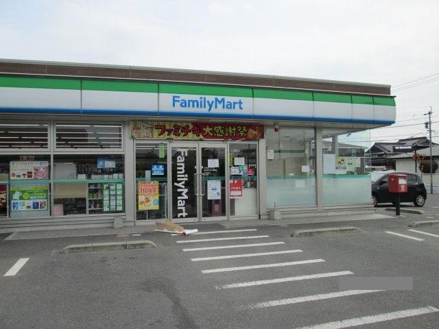 コンビニ　ファミリーマート（コンビニ）まで500m