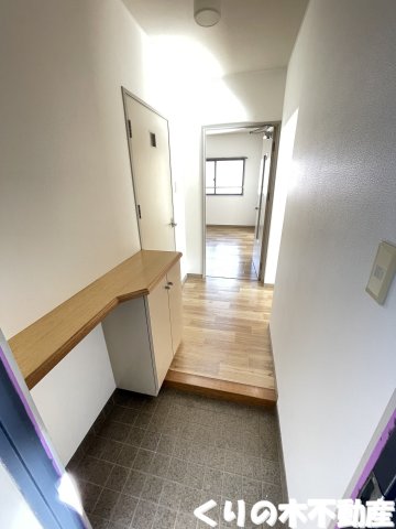 玄関　明るい玄関です（同タイプのお部屋です。実物は現況を優先します