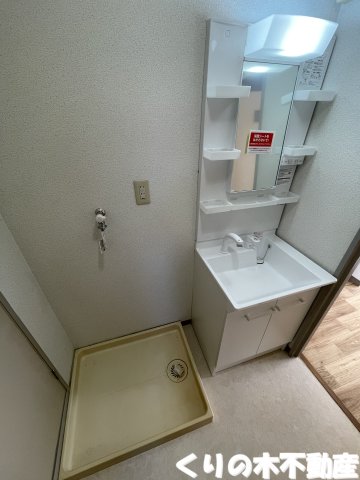 洗面設備　使いやすい独立洗面台です（同タイプのお部屋です。実物は現況を
