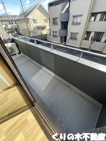 バルコニー　お洗濯にも便利なバルコニー付き（同タイプのお部屋です。実物は