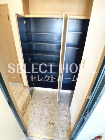 玄関　収納もある玄関です