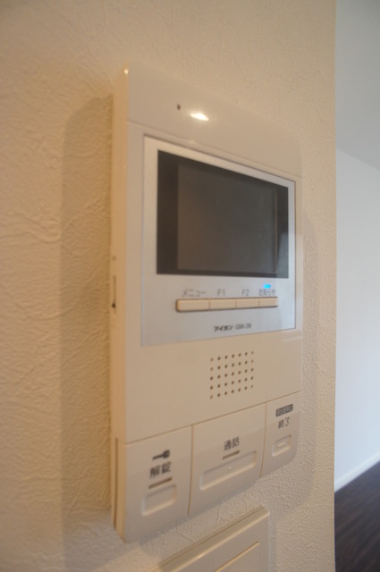 セキュリティ　来訪者の姿を確認できるＴＶモニター付インターホン設置済です！