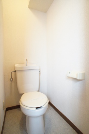トイレ　トイレも奥行きがあり開放的です