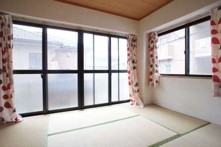 居室・リビング　和室６帖で２面採光の居室です