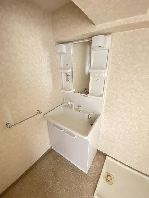 洗面設備　ゆったりとスペースのある洗面所