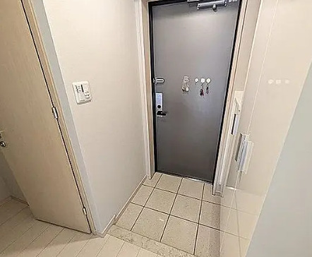 玄関　別部屋の画像を使用しております。