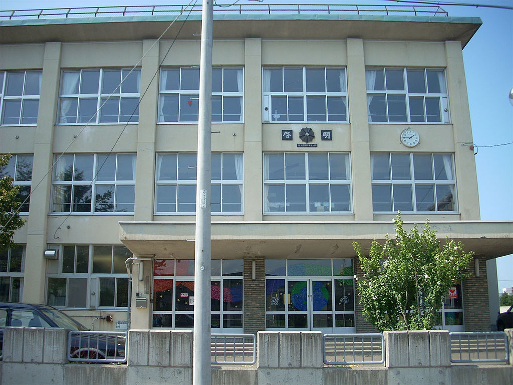 中学校　札幌市立啓明中学校（中学校）まで868m