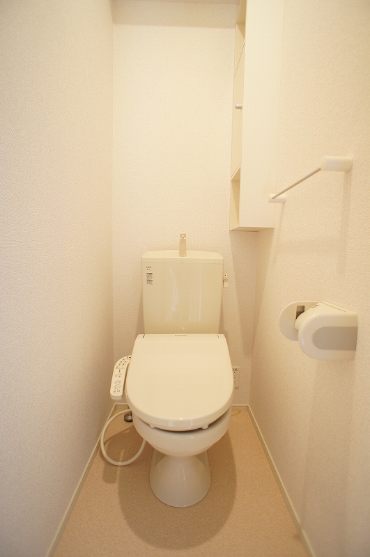 トイレ　シャワー付トイレ（トイレ内に小物入れ有り）