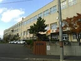 小学校　札幌市立富丘小学校（小学校）まで527m