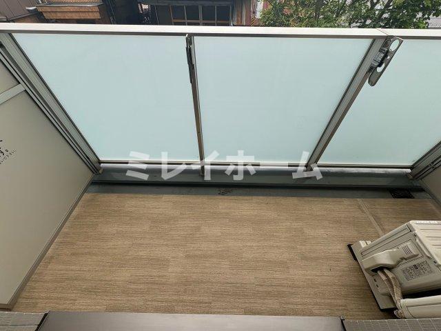 バルコニー　同建物内別のお部屋の参考写真になります。