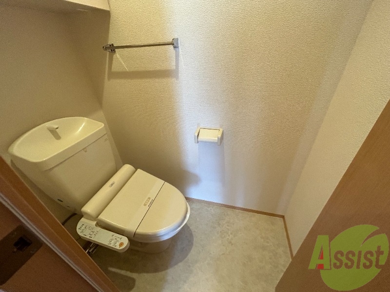 トイレ　トイレです。温水洗浄機能が付いていて便利です。