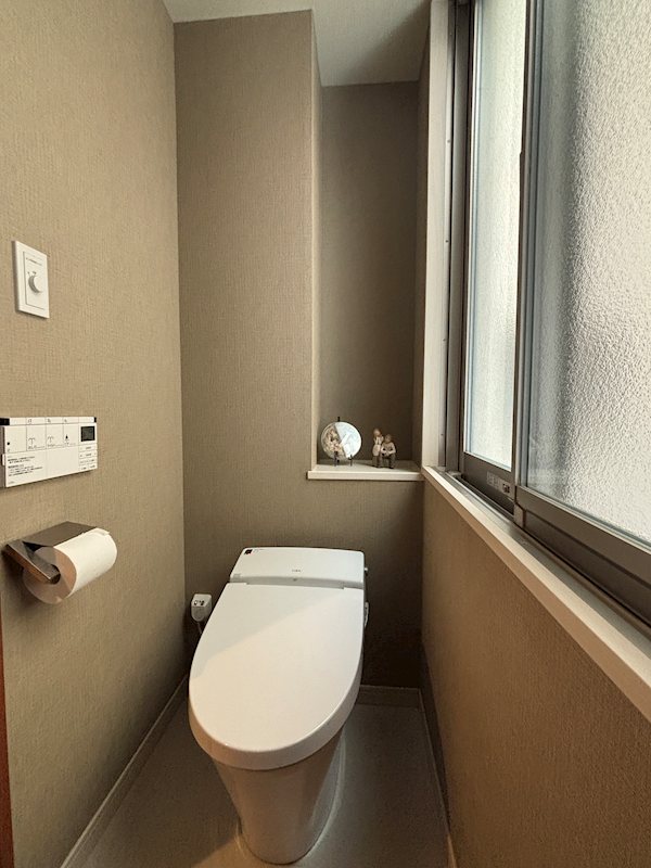 トイレ　トイレにも大きな窓があります。手洗いスペースもついています。