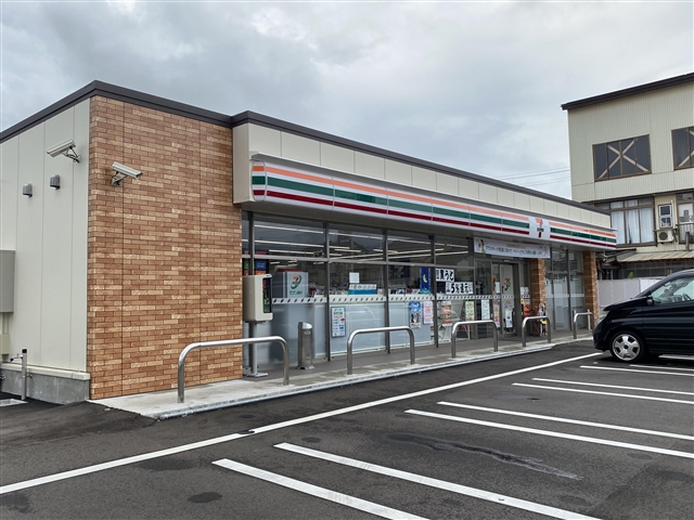コンビニ　セブンイレブン上越本町1丁目店（コンビニ）まで550m
