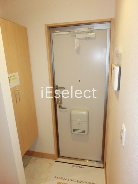 玄関　玄関にはトールタイプのシューズボックス。