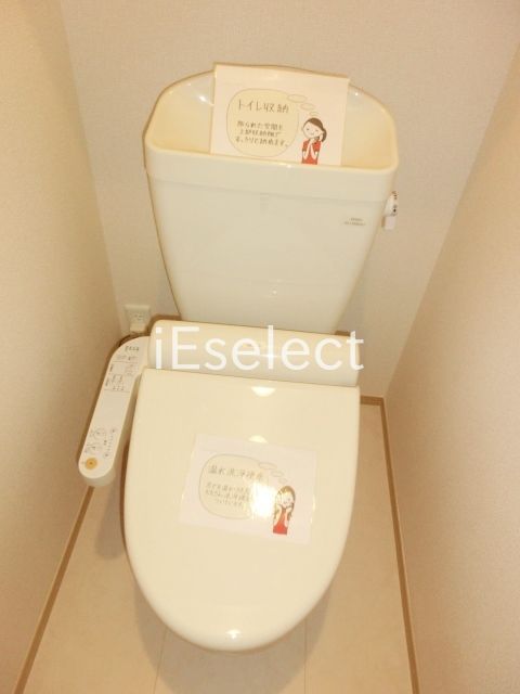 トイレ　温水洗浄便座付きのトイレ。