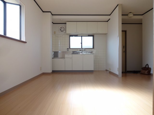 居室・リビング　３０１号室の写真になります。実際は中部屋になります。