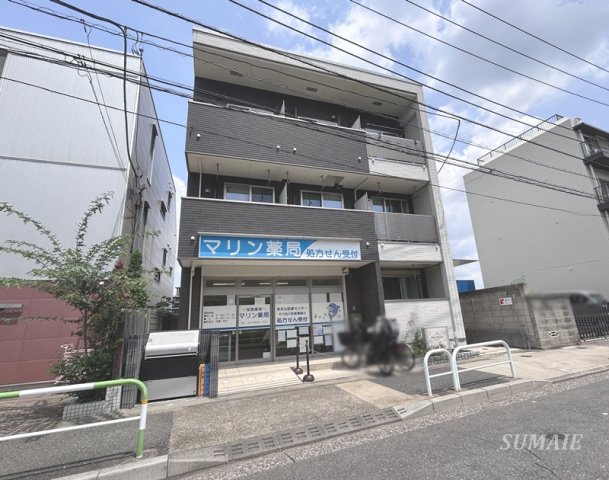建物外観　鉄骨造3階建てです☆