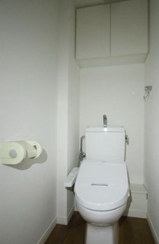 トイレ　落ち着いた色調のトイレです