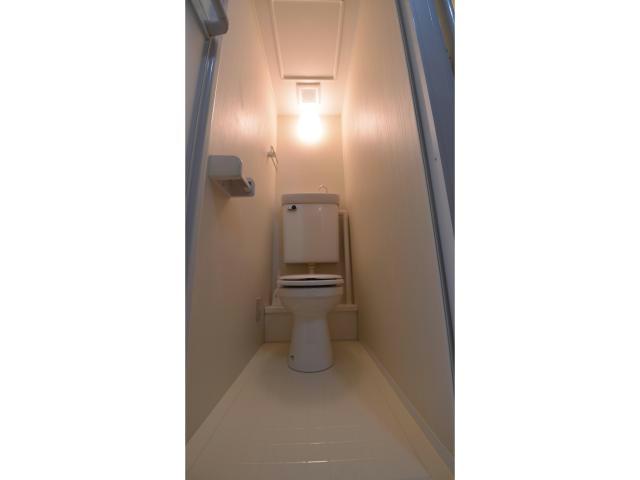 トイレ　同物件の別の部屋の写真です。