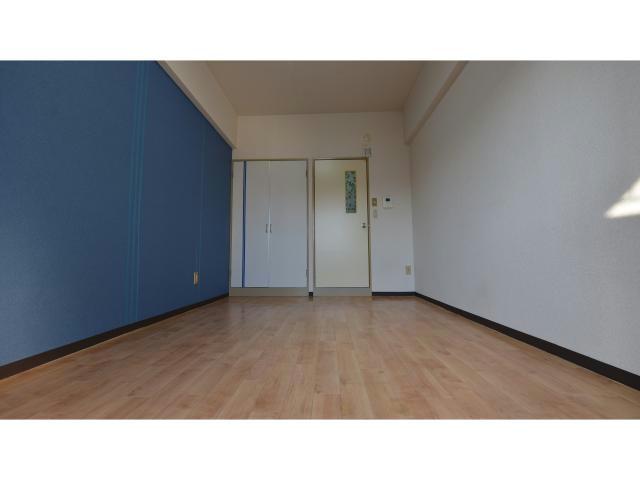 居室・リビング　同物件の別の部屋の写真です。